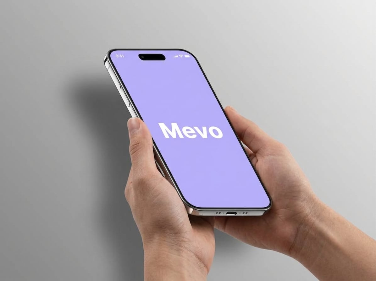 Смартфон в руках с экраном приветствия приложения Mevo